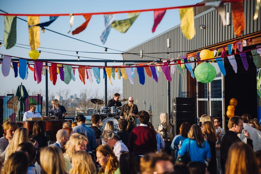 Feest op de rooftop bar van B.Amsterdam